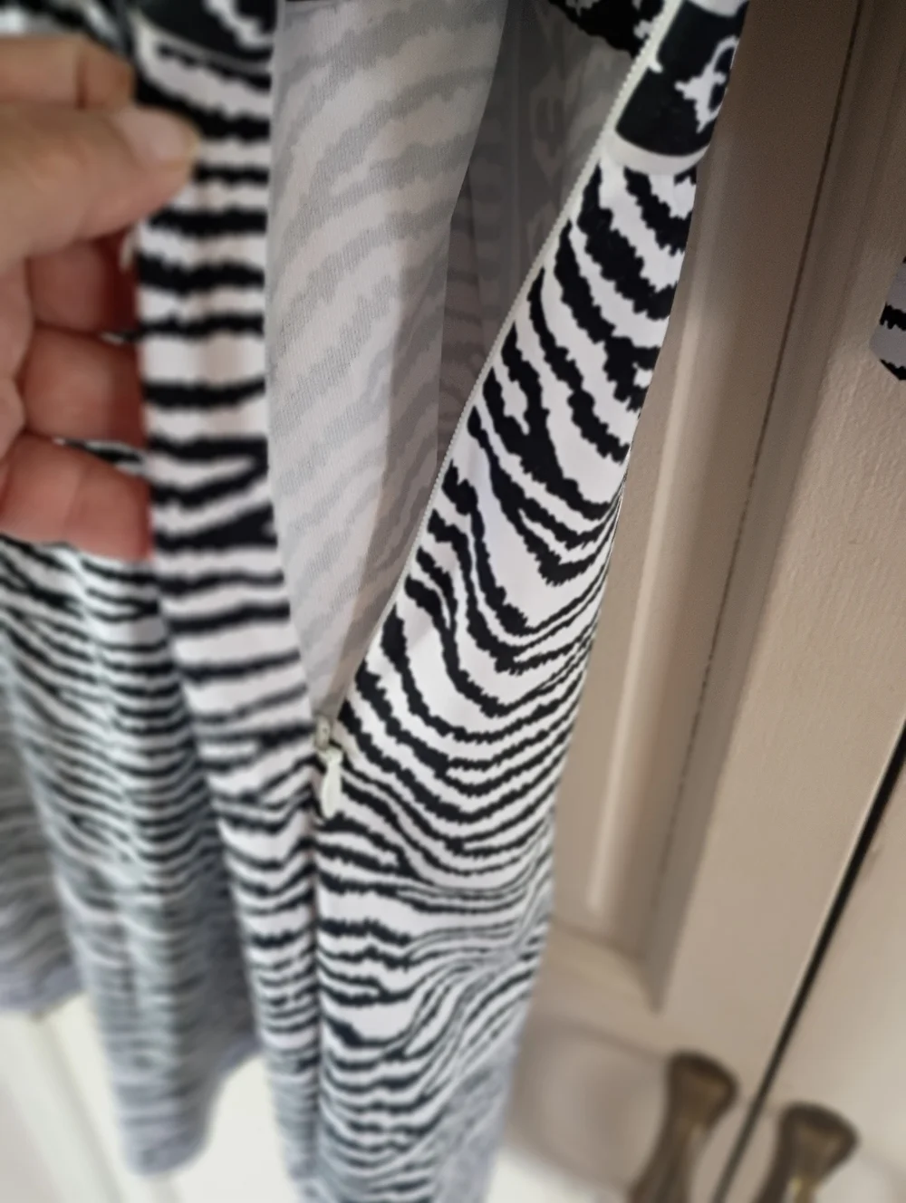 Black & White Patterned V-Neck Midi Dress.New No Tag.Pit To Pit 21" - Picture 6 of 6
